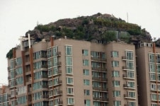 베이징 아파트 옥상에 산 쌓아올려 별장