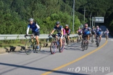 [사진]한적한 지방도 달리는 녹색자전거열차
