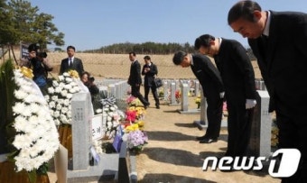 천안함 묘역 문구에 