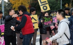 [사진]수험생과 선생님의 따뜻한 포옹