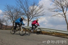 [사진]가을 하방교의 자전거행렬