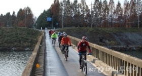 [사진]가을 하방교의 자전거행렬