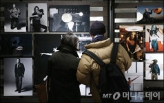 인터프리터즈 | [사진]'501 인터프리테이션' 사진전 감상하는 참석자들