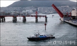 [사진]47년 만에 도개 기능 복원된 영도대교