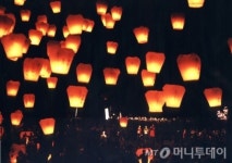 세계최대 대만 등불축제, 형형색색 천등 하늘 메운다