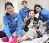 구미대, 구미시립노인요양병원 찾아 털실내화 전달