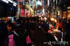 명동은 지금 스마트폰 든 20~30대 요우커 차지