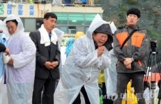 '실종 나흘째도 저물었다' 깊어지는 슬픔, 흐느끼는 가족들