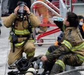 예산 없대요 사비 털어 화재 진압용 장갑 사는 소방관들