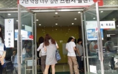 [사진]청룡동 제3 투표소 앞..한표를 향한 발길들