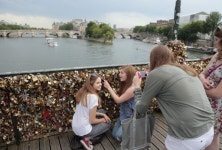 파리 센강 퐁데자르, 사랑의 자물쇠 무게에 다리 난간 붕괴