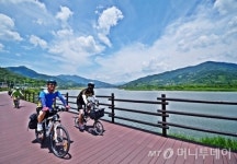 섬진강자전거길에 오른 레포츠열차 참가자들