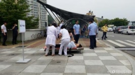 화재는 4층인데 연막은 정문 앞? 참가자들도 비웃는 소방훈련