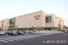 롯데백화점, 중산층 위한 패션 백화점으로 만리장성 넘었다
