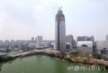 [르포]뜨거운 감자 잠실 롯데월드타워몰 현장에선…