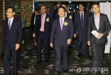 에이치비지에이평택지사 | [사진]평택 연료전지발전소 MOU 체결식 참석하는 남경필 지사