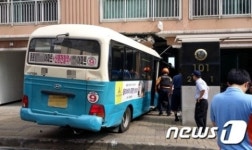부산 마을버스 아파트 돌진…승객 12명 부상