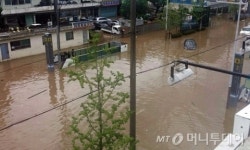 부산 폭우 양동이로 퍼붓듯…지하철 멈추고, 경로당 무너져