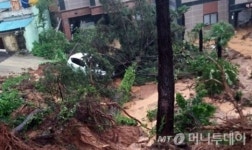 부산 폭우 양동이로 퍼붓듯…지하철 멈추고, 경로당 무너져