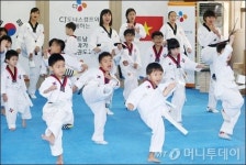 [사진]CJ도너스캠프, 베트남 다문화가정 일일 태권도 교실 개최