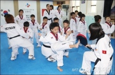 [사진]CJ도너스캠프, 베트남 다문화가정 일일 태권도 교실