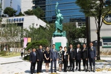 구로공단 수출의 여인상 제자리로 복원