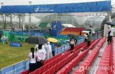 [사진]양궁장에 비가 내리면?