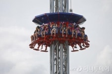매달려 도는 3대 청룡열차…어린이대공원의 변신!