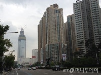 제2롯데월드 개장에 주변 아파트 조용…상가 호가만↑
