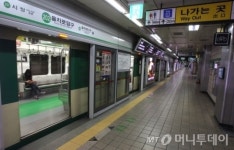 2호선 방배역 스크린도어 고장…승객 전원 하차