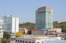 회색빛 산단에 첨단 비즈니스빌딩 우뚝