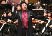 ‘콧수염 바리톤’ 김동규, 을미년 새해 희망을 노래하다