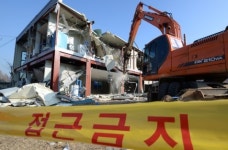 구룡마을 자치회관 철거…누리꾼 난쏘공때와 다를 바 없네