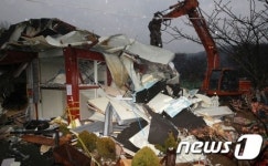 빗속 구룡마을 주민회관 철거 완료…주민갈등은 여전