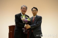 노조 꽃다발 받고 떠난 임종룡…마지막 남긴 메시지는?