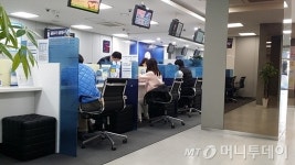 2%대 안심전환대출 갈아타자 은행창구 아침부터 북새통