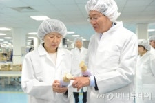 첫 현장 나선 식약처장 기능성화장품 범위 확대 추진