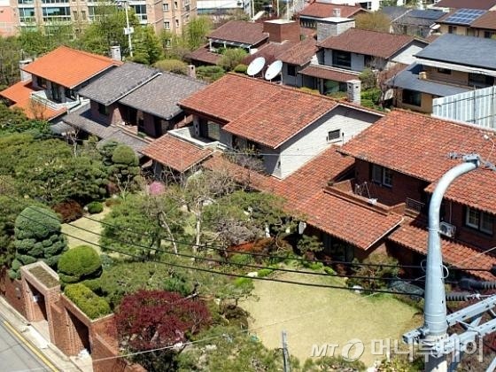 김남주와 김승우, 20년 결합의 행복한 기억이 담긴 삼성동 전원주택 공개