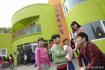 유진그룹, 어린이집 리모델링..신입사원 보조교사 활동