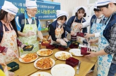 지역사회 봉사활동으로 인성 다지는 대학생들