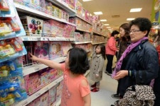 장난감 사달라 떼쓰는 아이, 어떻게 대응해야 할까