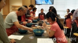 풀무원 뮤지엄김치간, 가족 방문객과 김치체험 이벤트 진행