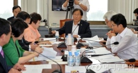 軍 영창제 개선 법안 보류…군인차별 금지법 소위 통과