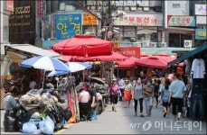 [사진]평소보다 한산한 시장 골목