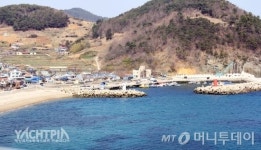 해변, 해양레저체험마을, 상록수림이 있는 남해의 보물섬은 어디?