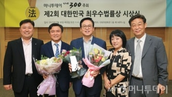 [사진]정우택 의원, 도시재생 활성화법 '대한민국 최우수법률상' 수상