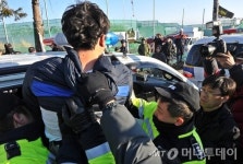 제주 해군기지 공사지연 배상금, 시위대에 받는다