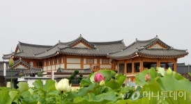 서라벌의 관광 중심지에 피어난 한옥호텔 황남관