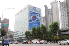 KCC, 사옥에 대형 태극기 걸며 광복 70주년 기념