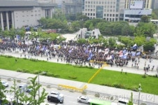 민주노총 노동시장 구조개혁 중단…경찰과 충돌, 2명 연행